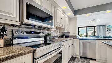 Een koelkast, een magnetron, een oven, een kookplaat