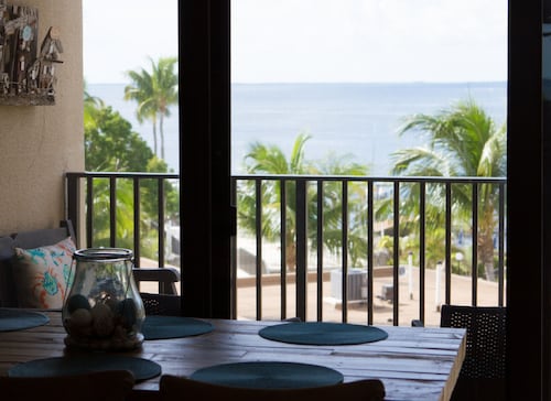 Helmi meren rannalla, kaunis huoneisto Moon Bay Key Largossa