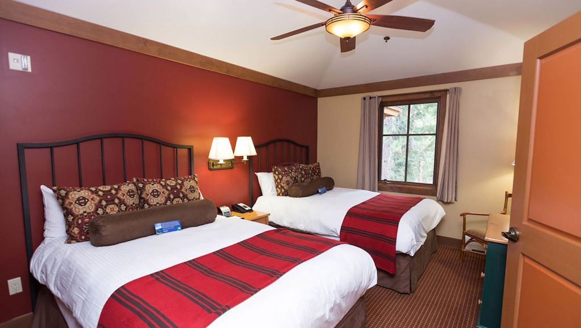 2 bedrooms, iron/ironing board, internet, bed sheets