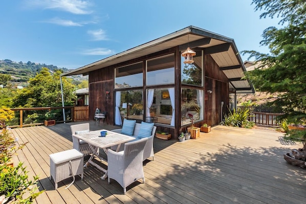 Outdoor dining - Mid-Century home with beautiful views, deck, & rear fenced-in patio (Belvedere Tiburon)