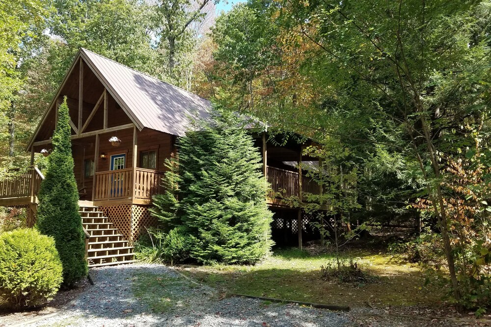 Exceptional Cabin near the New River Gorge, Hot Tub, WiFi -sleeps 8