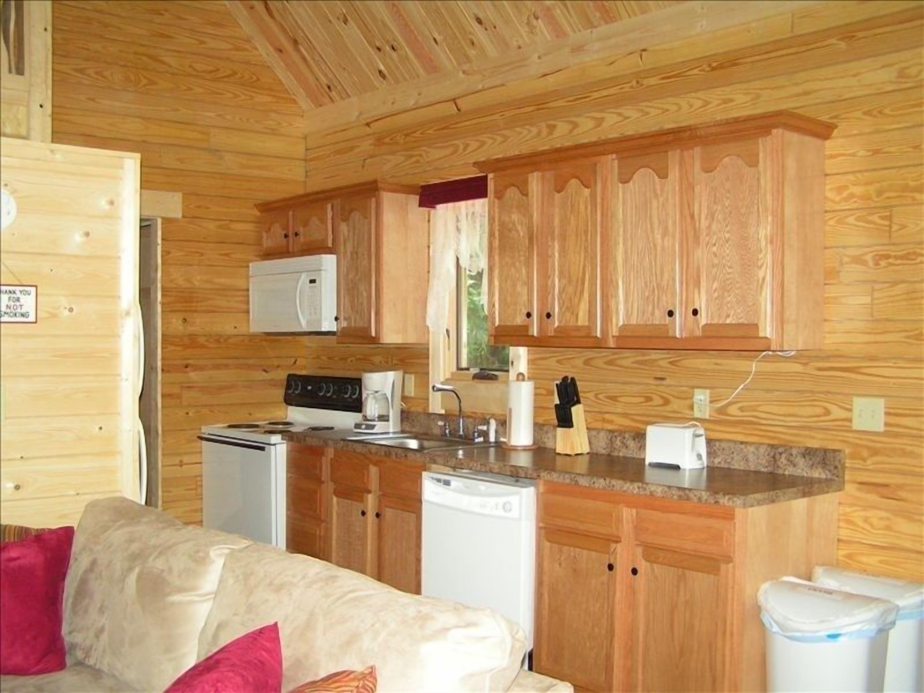 Exceptional Cabin near the New River Gorge, Hot Tub, WiFi -sleeps 8