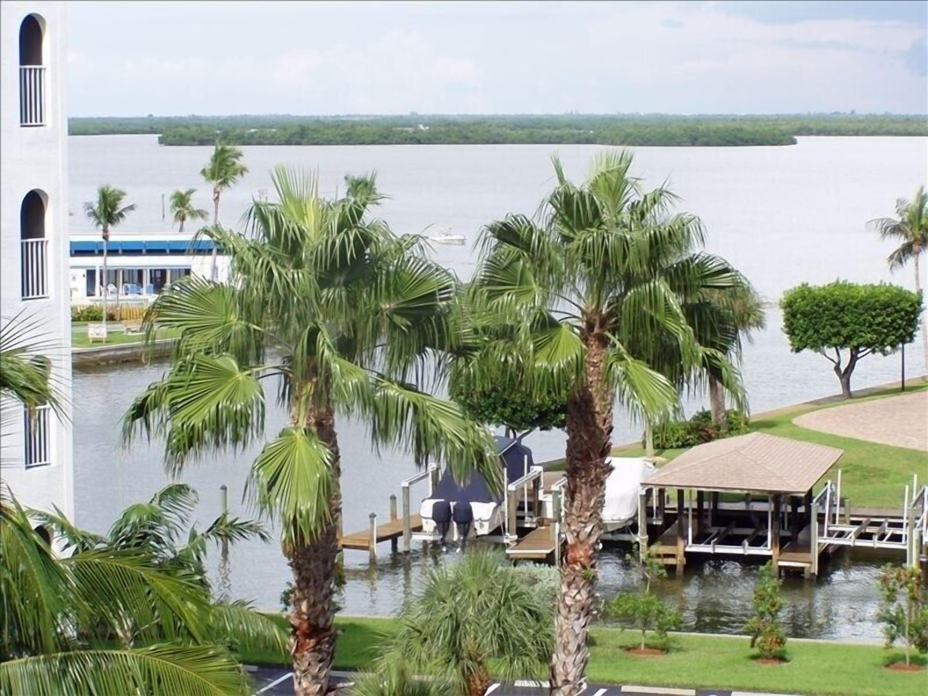 2 Bedroom/ 2 Bath Beautiful Condo with Beach Access and Bay Views at FMB, FL