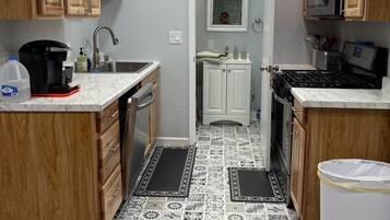 Frigorífico, microondas, horno y placa de cocina