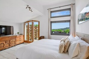 4 bedrooms, iron/ironing board, internet, bed sheets