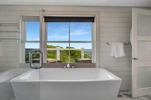 Badewanne, umweltfreundliche Kosmetikartikel, Haartrockner, Bidet