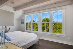 4 bedrooms, desk, iron/ironing board, free WiFi