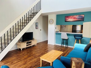 Smart TV, DVD player, books, video library - In Town Ocean View Condo-Walk to the Beach, Shops, Restaurants and Bars! (Kailua Kona)