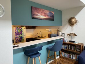 Interior - In Town Ocean View Condo-Walk to the Beach, Shops, Restaurants and Bars! (Kailua Kona)
