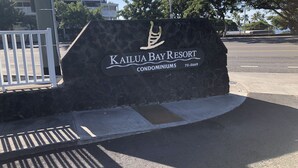 Señal para los Condominios del Resort Kailua Bay, con un número de contacto.