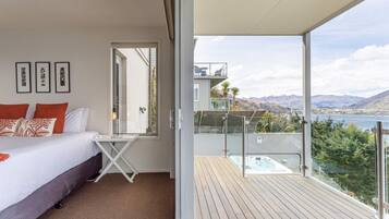 4 bedrooms, premium bedding, desk, iron/ironing board