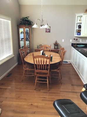 Dining - Beautiful Long Range Mountain Views (Murphy)