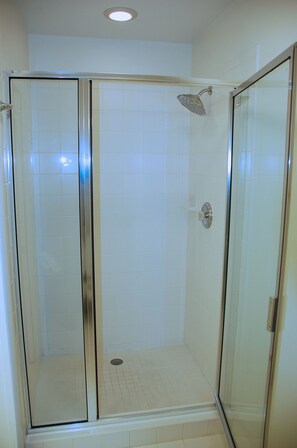 Combined shower/bathtub, toilet paper - Lakefront 3 bedroom townhouse in quiet community with pool (Rehoboth Beach)