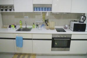 Kühlschrank, Mikrowelle, Herdplatte, Wasserkocher