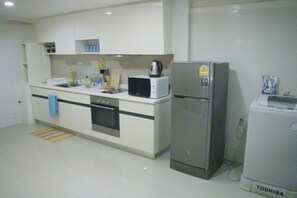Fridge, microwave, stovetop, electric kettle