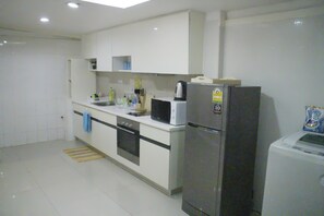 Jääkaappi, mikroaaltouuni, liesi, vedenkeitin