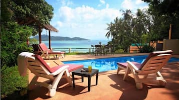 Piscina all'aperto, lettini