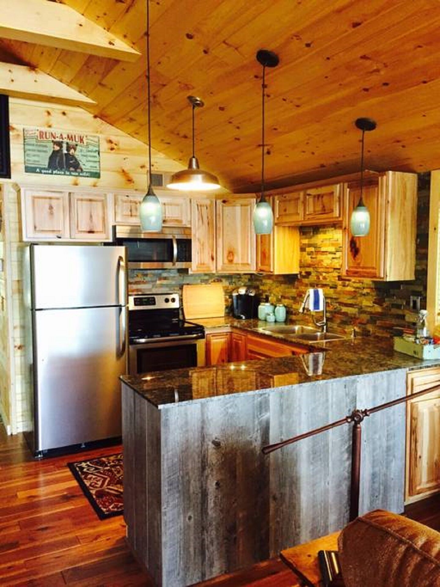 Lakefront accommodations with outdoor Jacuzzi