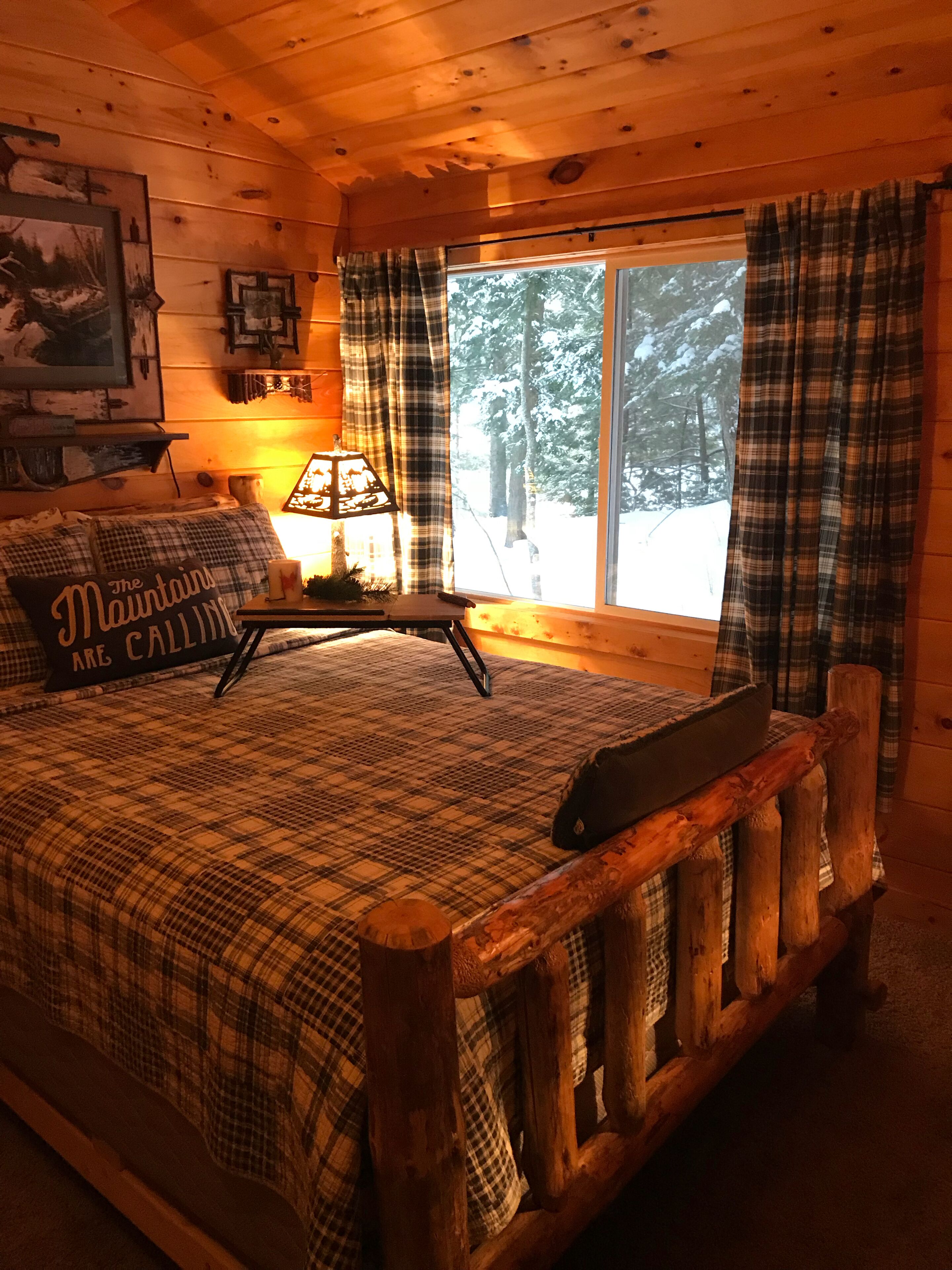 Lakefront accommodations with outdoor Jacuzzi