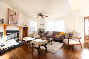 Smart TV, fireplace, Netflix, Hulu