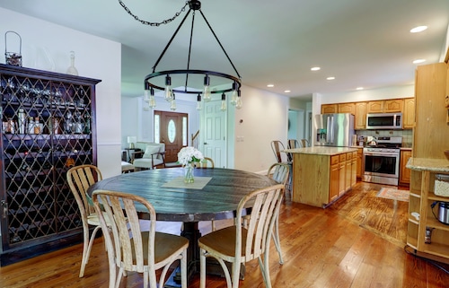 Hudson Valley Retreat With Heated Pool & Jacuzzi 