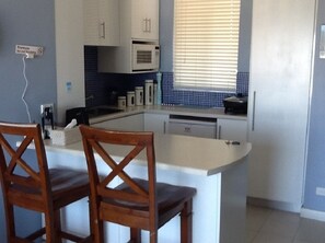 Refrigerador, microondas, cafetera/tetera, tetera/pava eléctrica