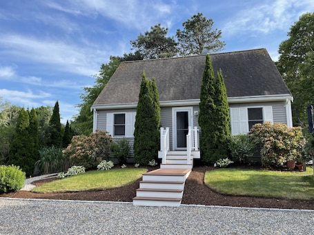 Exterior. Family Cottage Close to Beach!!