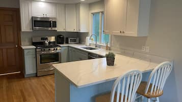 Geladeira, micro-ondas, fogão, cooktop