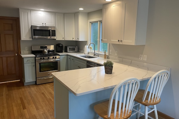 Een koelkast, een magnetron, een oven, een kookplaat