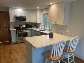 Een koelkast, een microgolfoven, een oven, een kookplaat