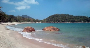 Una spiaggia nelle vicinanze, lettini da mare