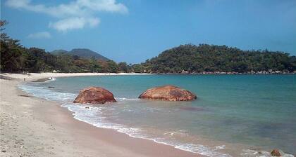 Almost on the sand, Cond. Closed, Air Cond, 4 suites, 12 guests. 8 adults and 4 children