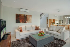 Flachbildfernseher, DVD-Player, Stereoanlage