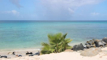 En la playa, camastros y toallas de playa