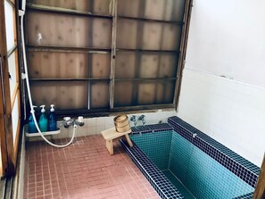 Deep soaking tub, free toiletries, hair dryer, slippers