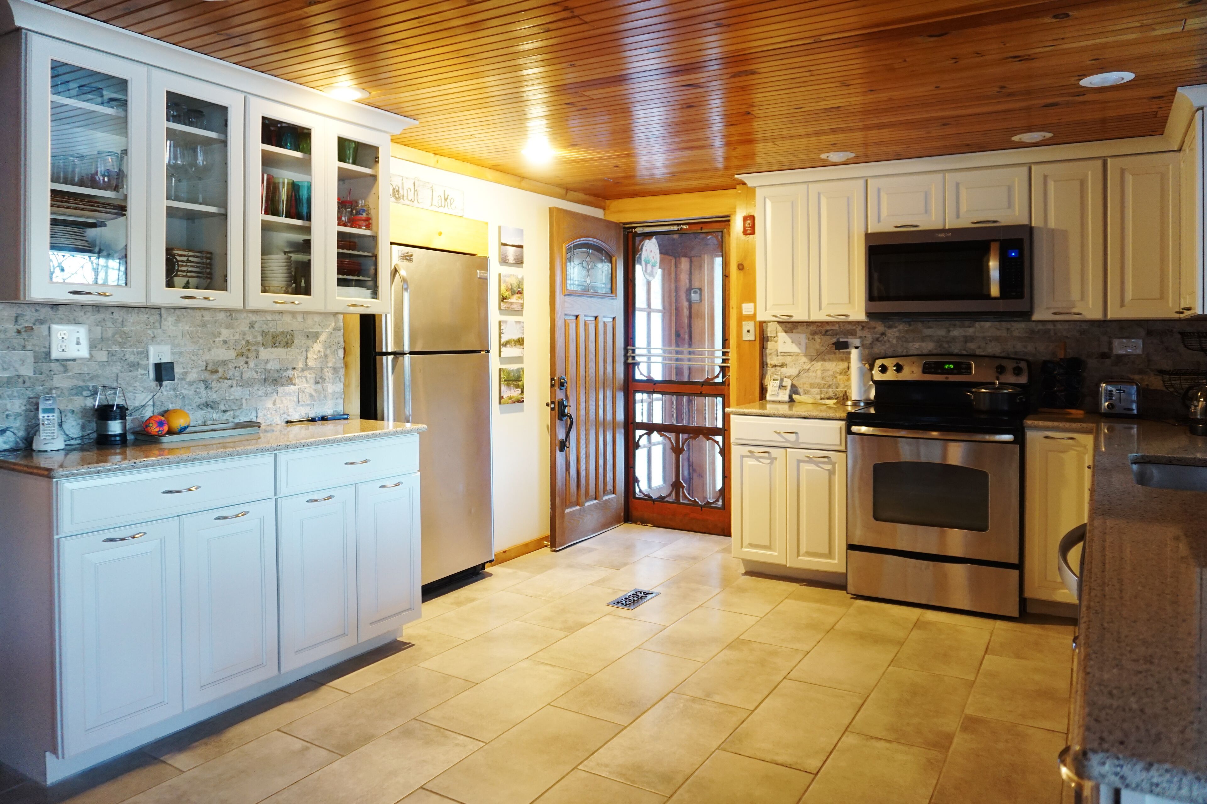 Spectacular Waterfront Log Cabin w/ Hot Tub & Fantastic 100' Private Sandy Beach