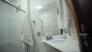 淋浴设施、吹风机、毛巾、肥皂