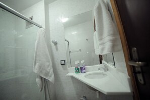 Ducha, secador de pelo, toallas, jabón