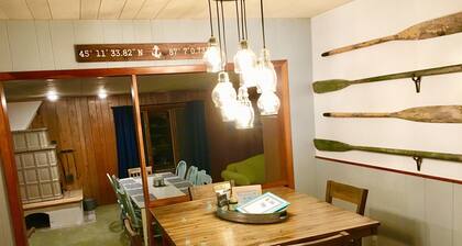 Downtown Sister Bay Cottage (kävellä kaikkeen), vuodepaikkoja 15, avoinna ympäri vuoden.