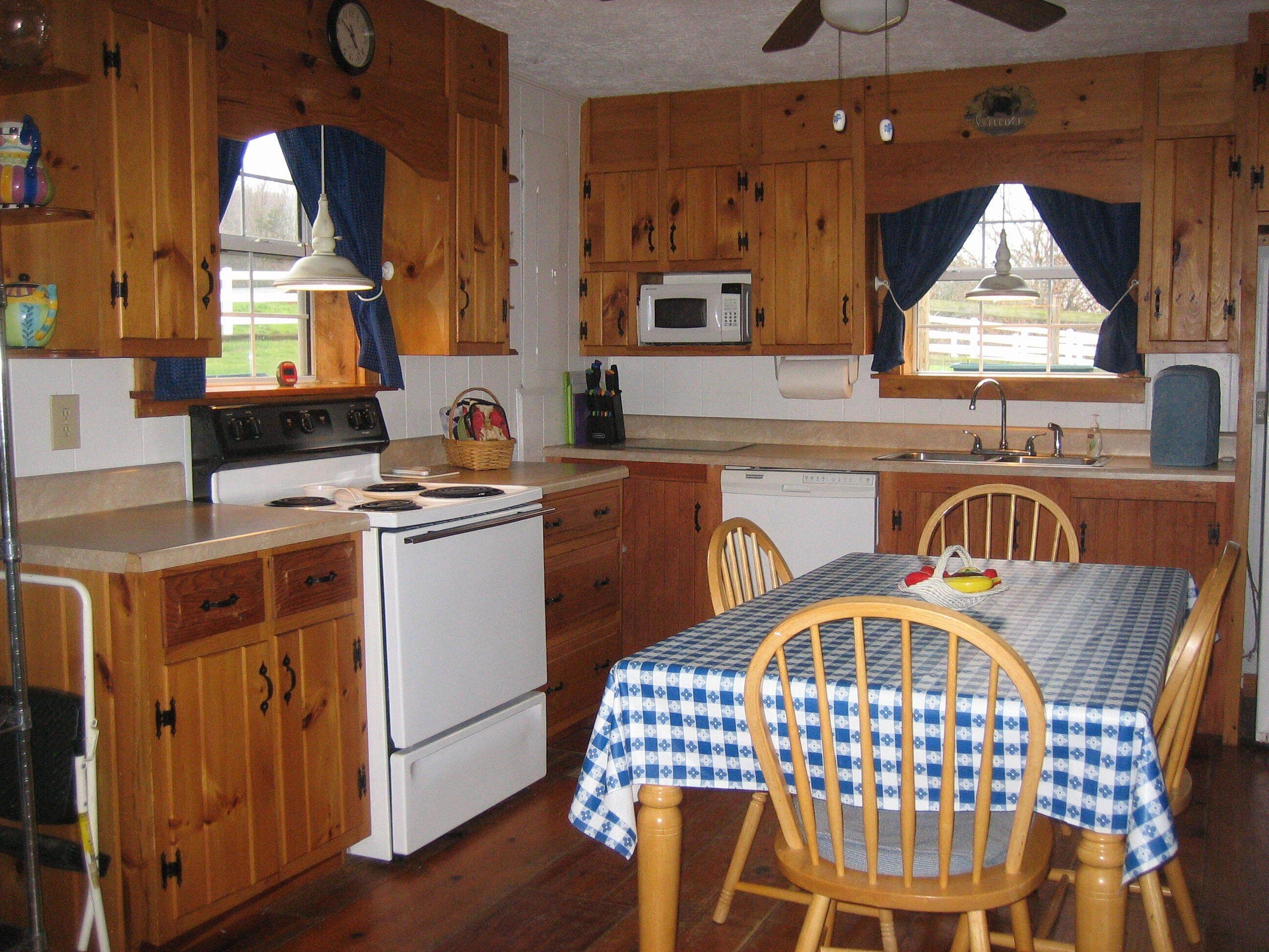 3 Bedroom Cabin at Autumn Dancer Llama Farm...Pet Friendly...Fenced Yard