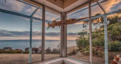 Nat's Homestead - historic clifftop paradise