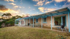 Exterior - Nat's Homestead - historic clifftop paradise (Penneshaw)