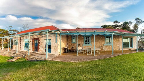 Nat's Homestead - historic clifftop paradise