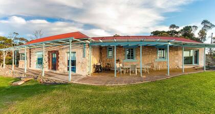 Nat's Homestead - historic clifftop paradise