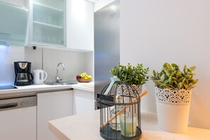 Kühlschrank, Mikrowelle, Ofen, Herdplatte