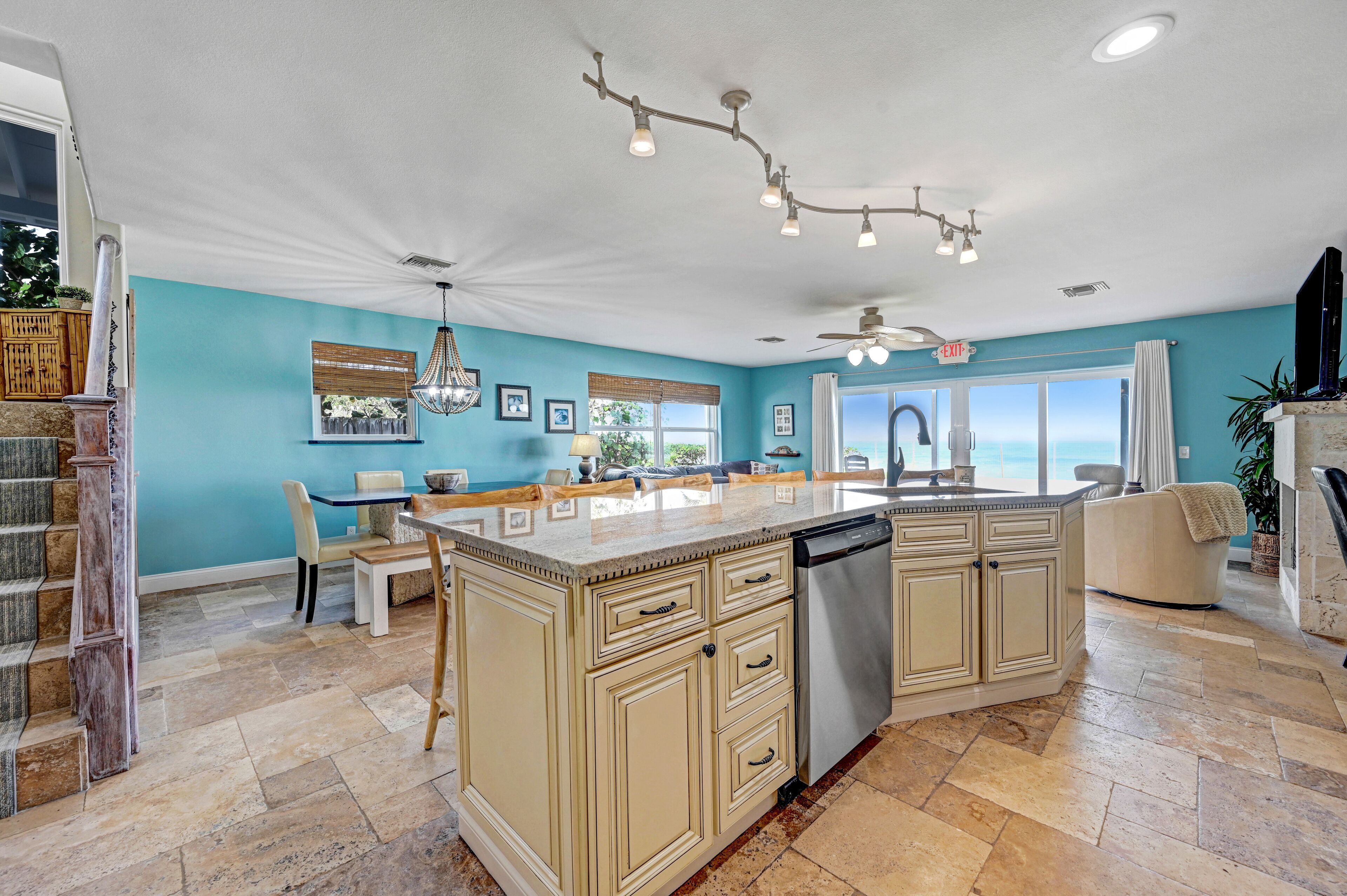 Direct Oceanfront Heavenly Retreat, fully licensed 6465