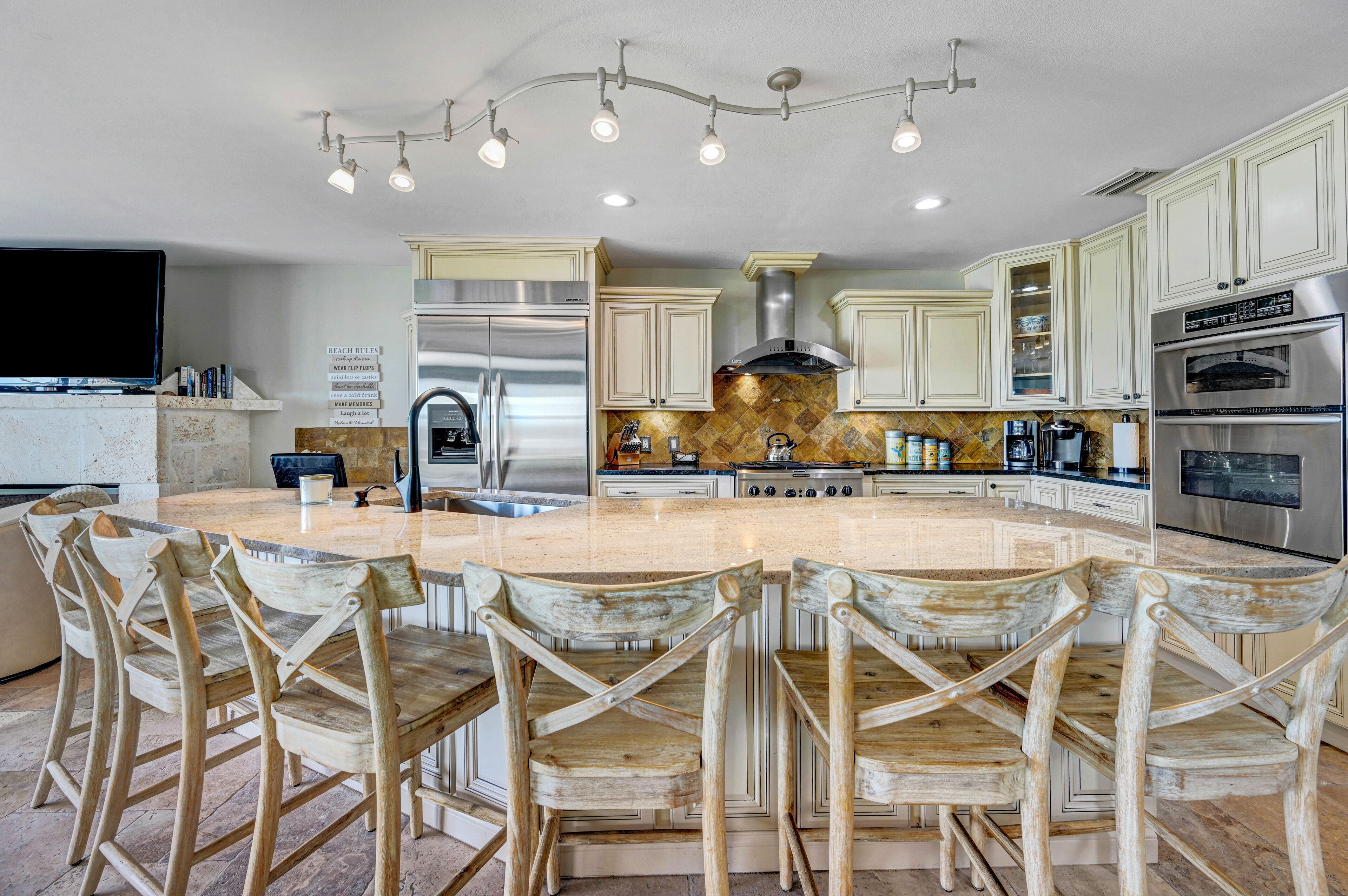 Direct Oceanfront Heavenly Retreat, fully licensed 6465