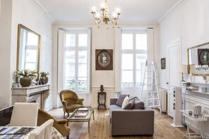 Televisio, takka, kirjoja, musiikkikirjasto