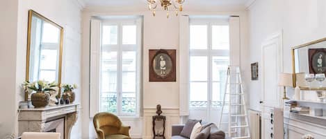 Fernseher, Kamin, Bücher, Musikbibliothek