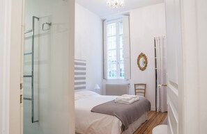 2 makuuhuonetta, silitysrauta/-lauta, vauvan matkasänky, ilmainen Wi-Fi